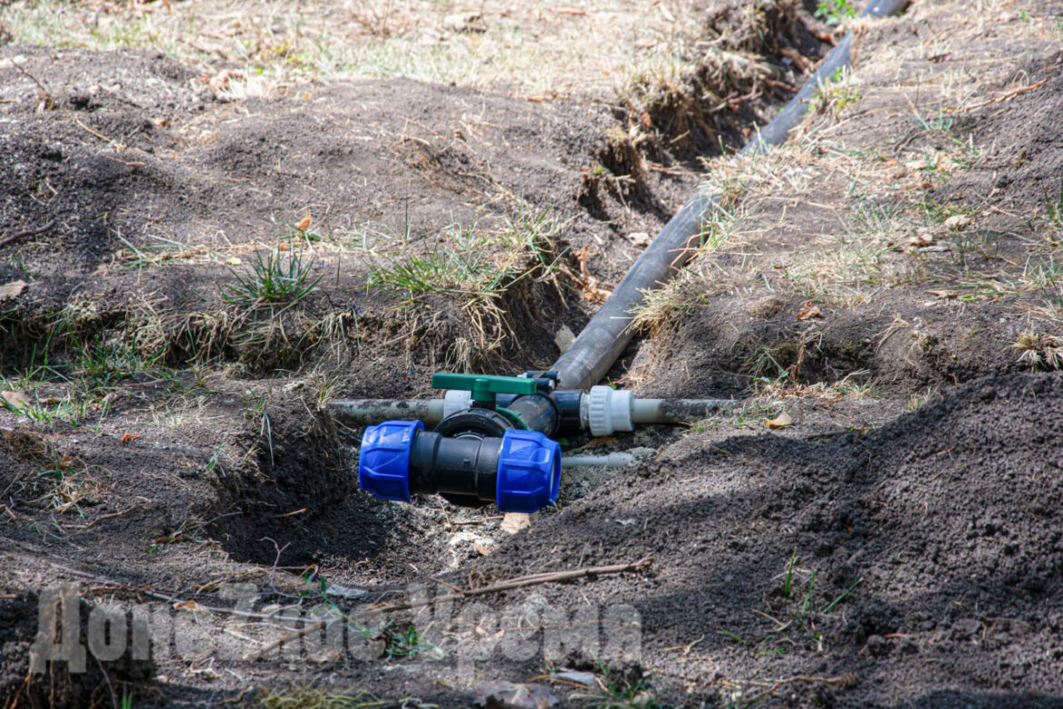 Даже в условиях дефицита воды: на бульваре Пушкина в Донецке продолжается монтаж системы полива