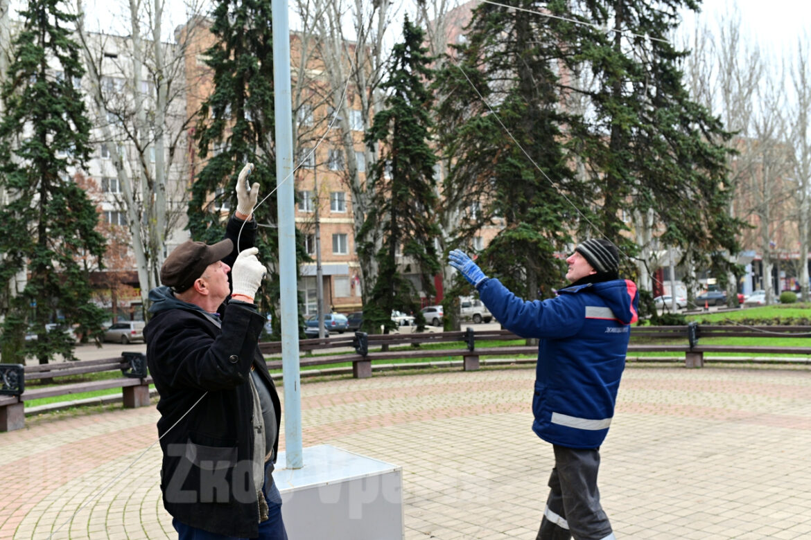 Монтируют инсталляции и гирлянды: главную площадь Донецка украшают к Новому году