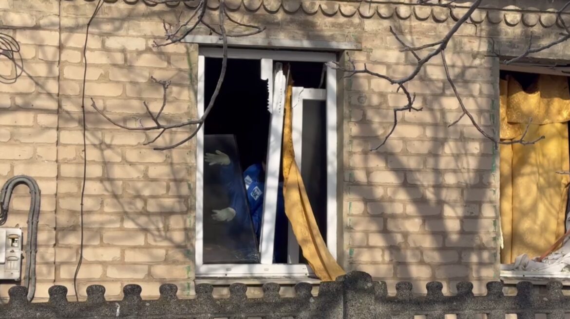 В связке с местной администрацией: волонтеры ликвидируют последствия обстрела в Дебальцево