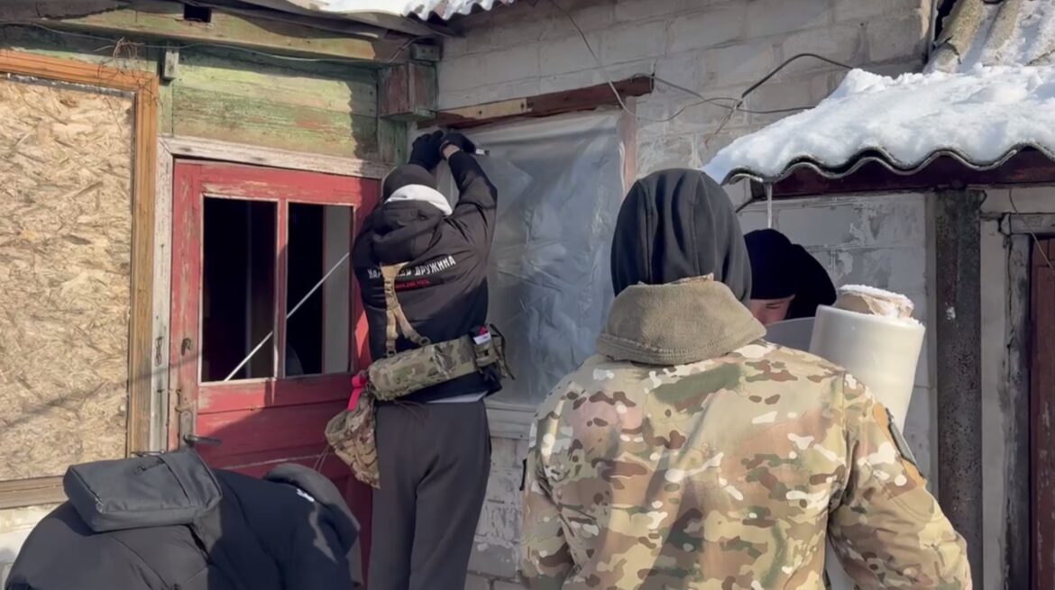 В связке с местной администрацией: волонтеры ликвидируют последствия обстрела в Дебальцево
