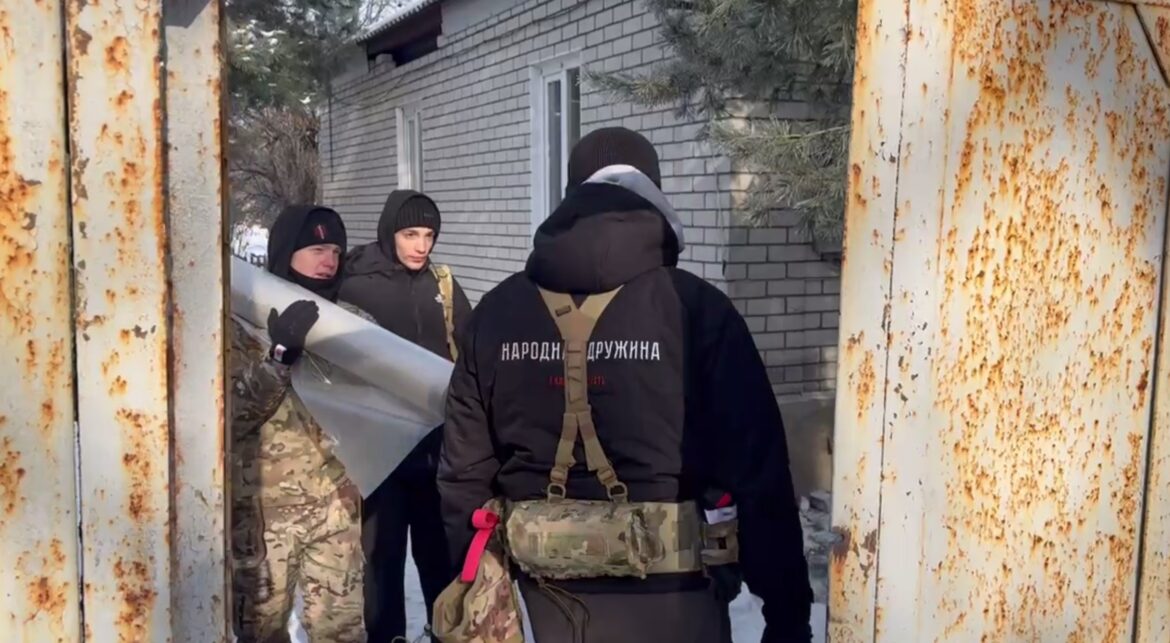 В связке с местной администрацией: волонтеры ликвидируют последствия обстрела в Дебальцево