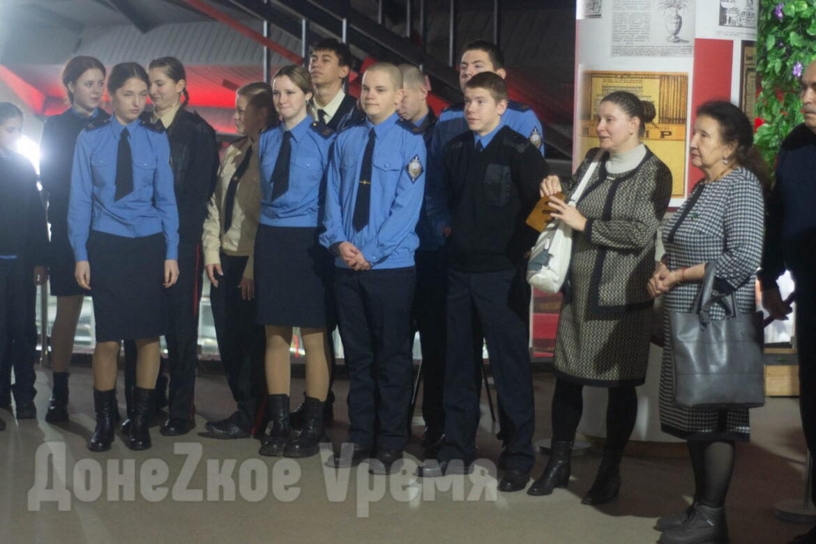 Скромно, но по-праздничному: в донецком музее ВОВ показали, как отмечали Новый год на фронте
