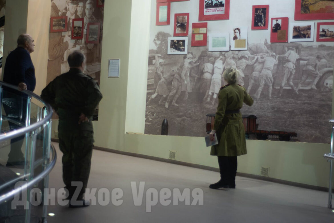 Скромно, но по-праздничному: в донецком музее ВОВ показали, как отмечали Новый год на фронте
