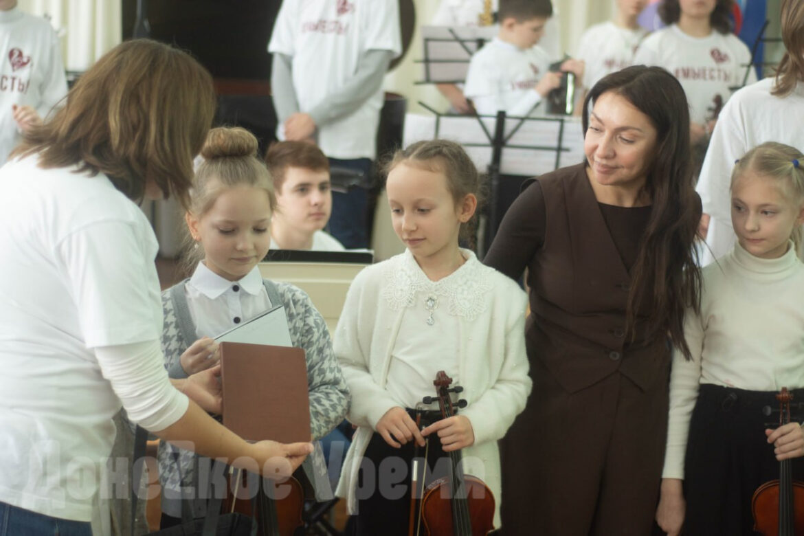 “Из таких вырастают великие личности”: скрипачка Рипсимэ Айрапетянц дала мастер-класс детям из инклюзивного оркестра