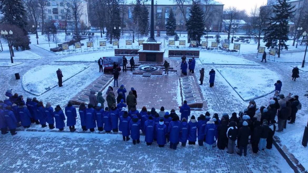 photo_2026-01-27_12-43-00 872 шага в полной тишине: волонтеры “Молодой гвардии” почтили память погибших во время блокады Ленинграда