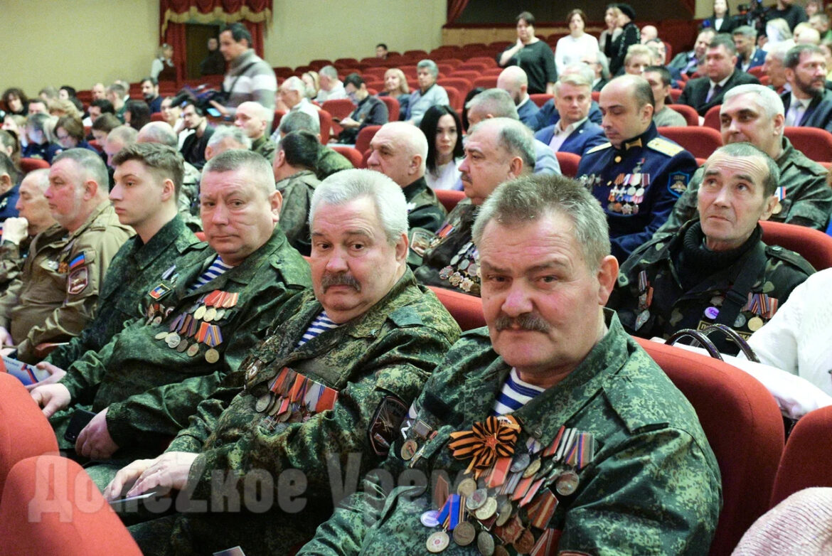 За героизм и любовь к Родине: Денис Пушилин присвоил звание Героя ДНР 18 военнослужащим
