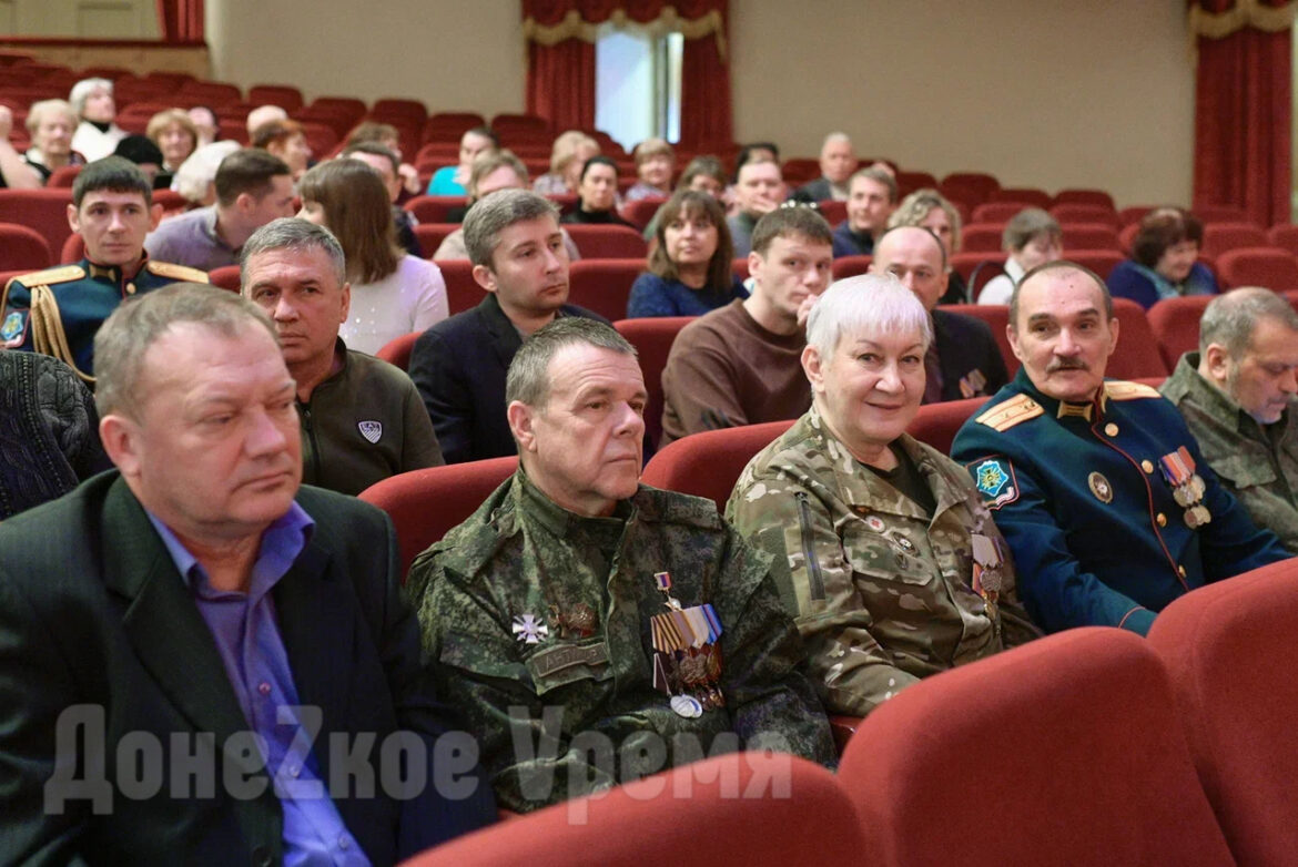За героизм и любовь к Родине: Денис Пушилин присвоил звание Героя ДНР 18 военнослужащим