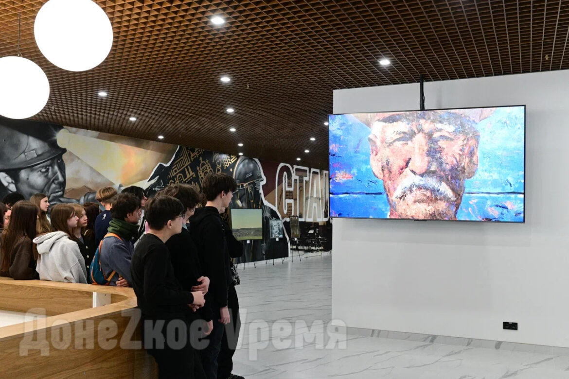 DSC_8475 В знак солидарности с военными: впервые в Донецке открылась передвижная выставка «О Родине»