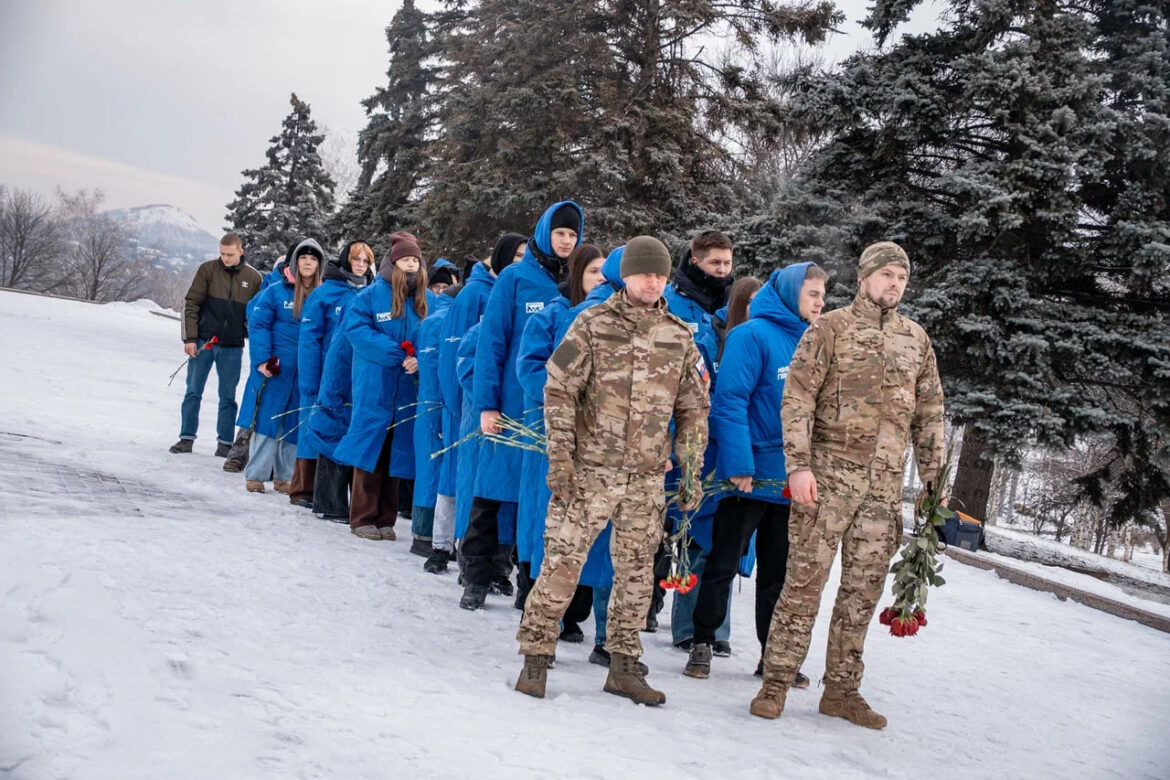 Не только герой, но и хороший человек: в Донецке почтили память Арсена Павлова «Моторолы»