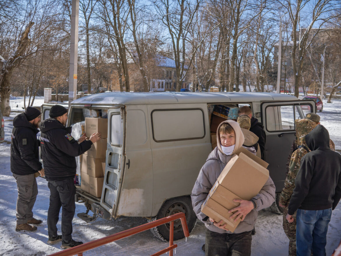 photo_2026-02-04_15-59-41 Объединенные общей бедой: активисты Народной дружины привезли гуманитарную помощь в ПВР Енакиево