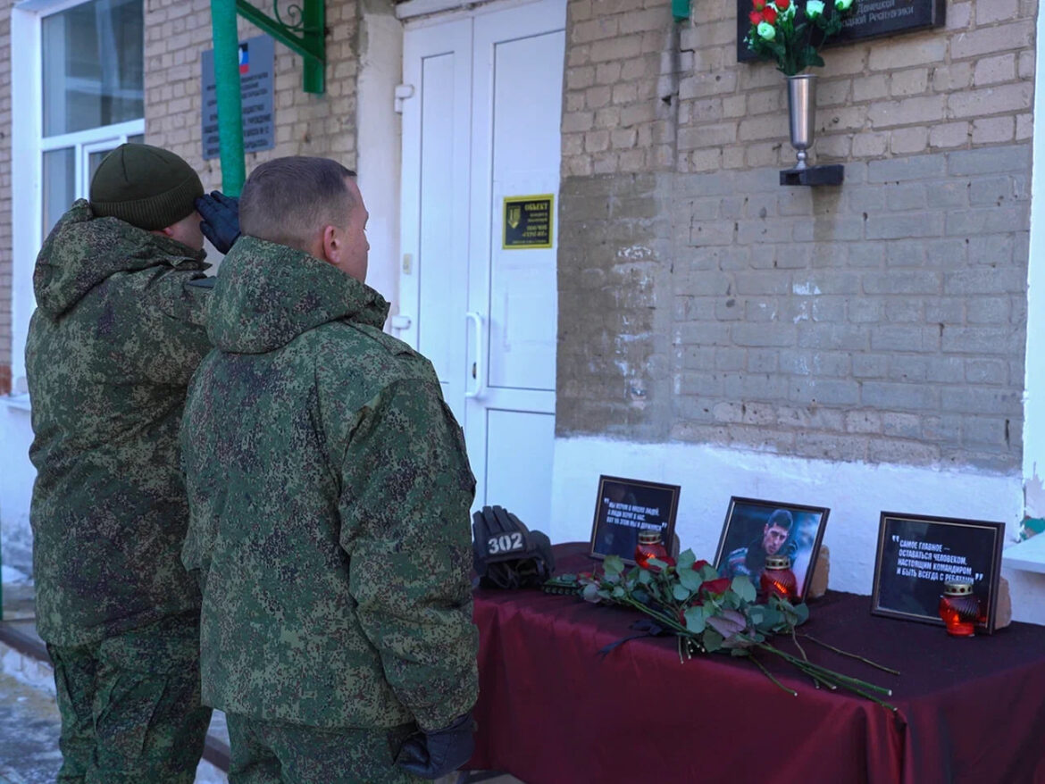 «Когда я умру, не приносите мне на могилу гвоздики»: в ДНР почтили память Михаила Толстых «Гиви»