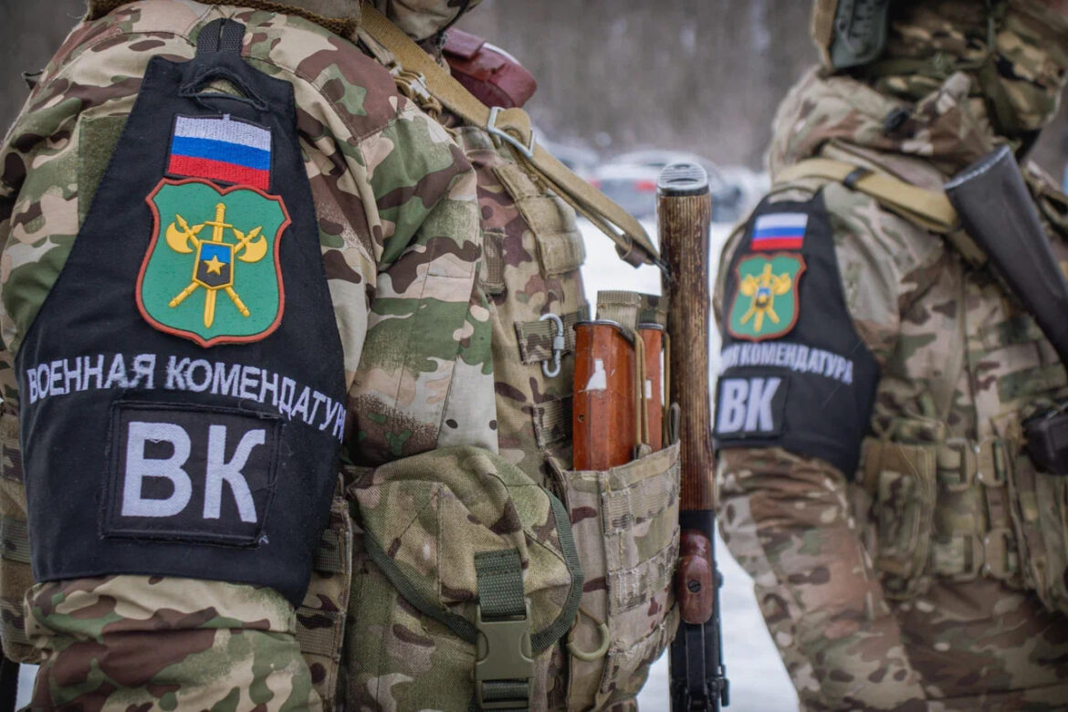 «Верен долгу, верен присяге»: дружинники подарили военной полиции ДНР авторские шевроны