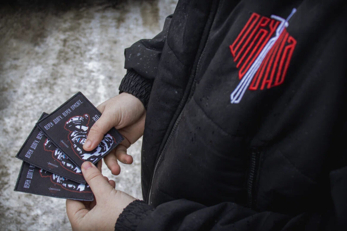 «Верен долгу, верен присяге»: дружинники подарили военной полиции ДНР авторские шевроны