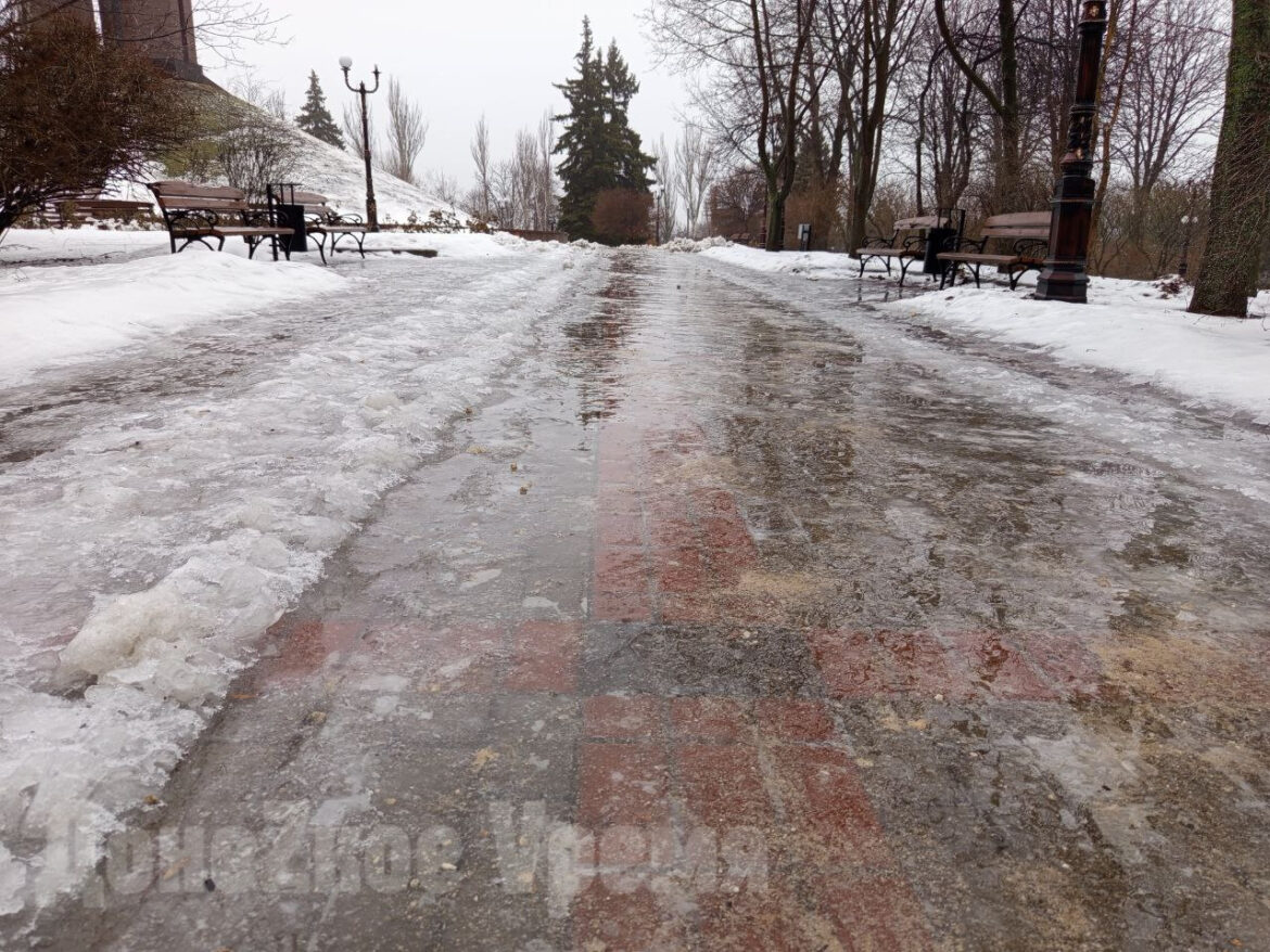 Травмоопасно в центре и на окраинах: весь Донецк сегодня превратился в один сплошной каток