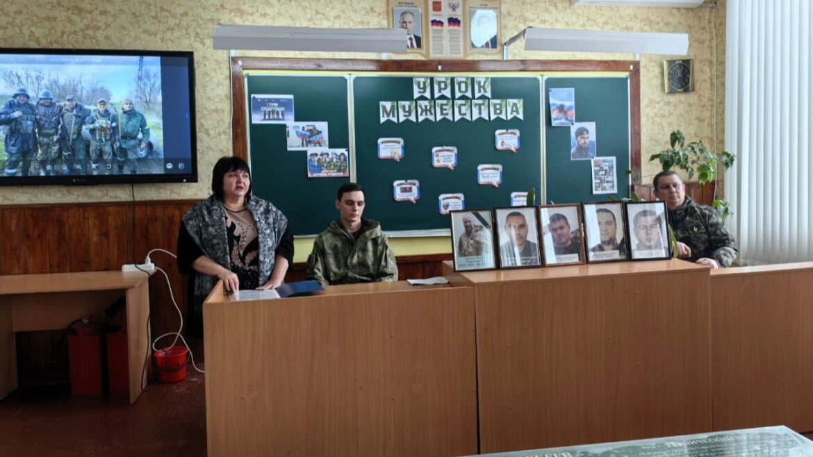 О героях и подвигах из первых уст: ветераны СВО рассказали школьникам Старобешево о фронтовых буднях