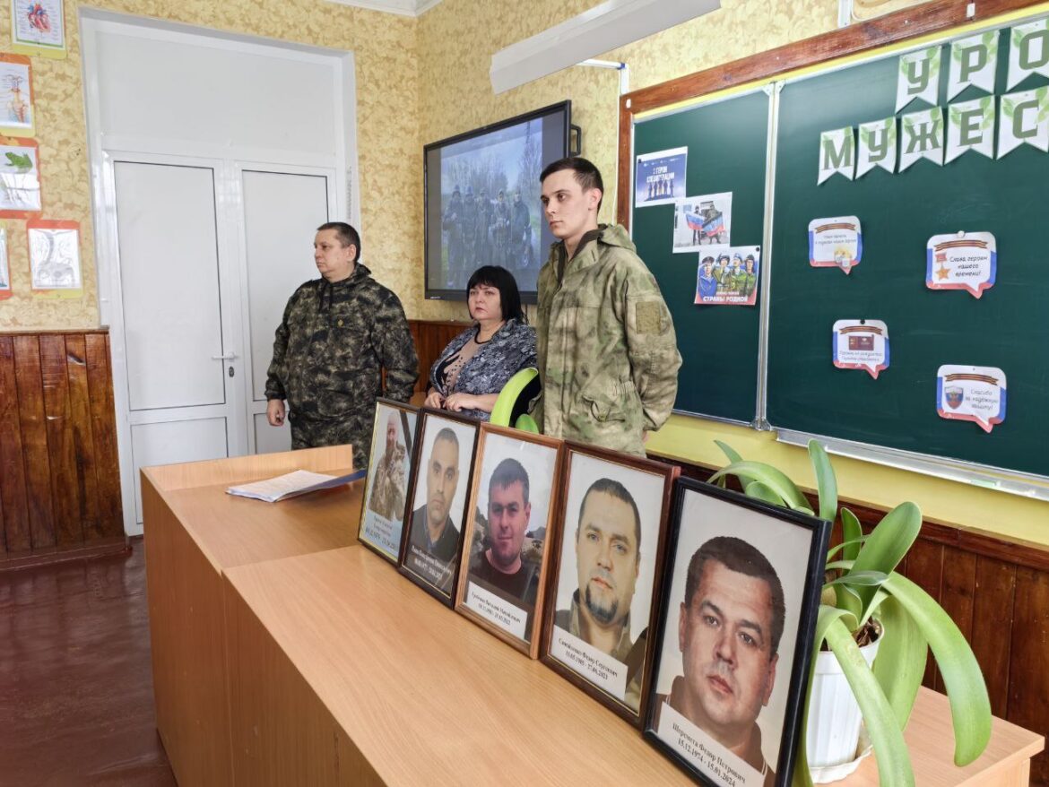 О героях и подвигах из первых уст: ветераны СВО рассказали школьникам Старобешево о фронтовых буднях