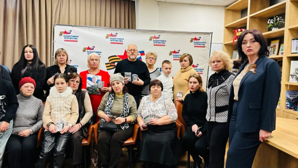 «Жить за двоих»: в Донецке семьям погибших героев вручили вышитые по фотографиям шевроны
