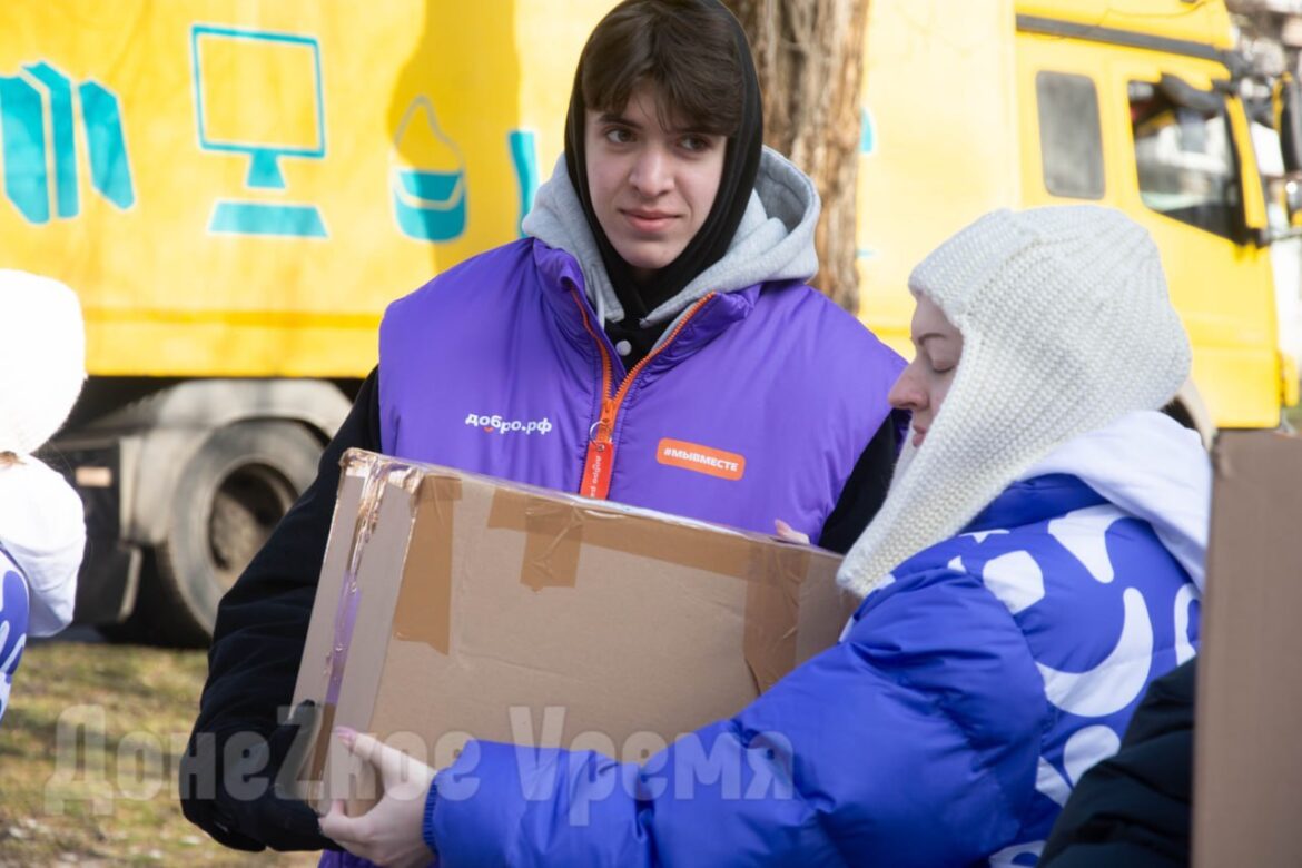 Поздравили с праздником и привезли подарки: волонтеры из Москвы доставили в ДНР гуманитарную помощь