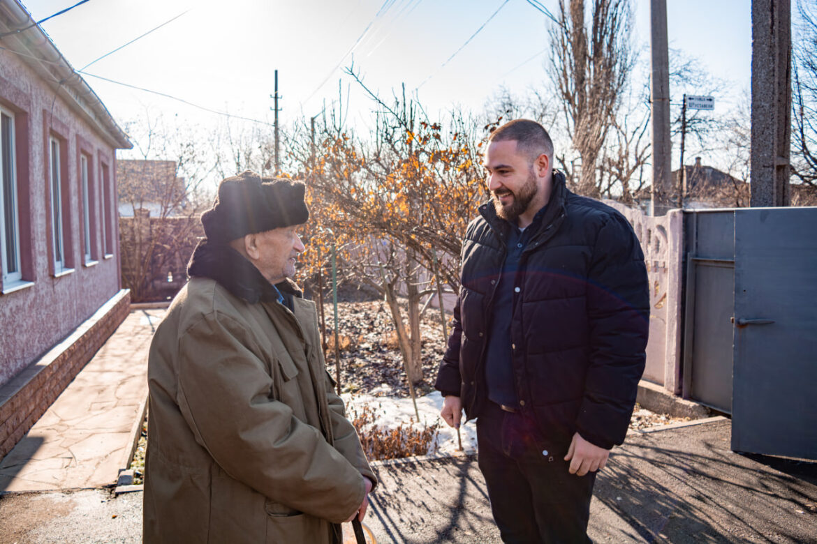 «Мы должны быть благодарны»: в Харцызске поздравили 101-летнего ветерана войны