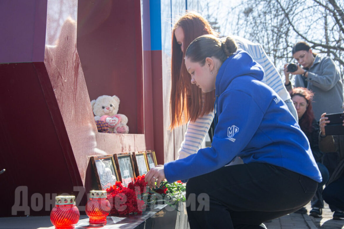 «Один почерк, одно лицо – лицо террористов»: в Донецке почтили память погибших в Брянске