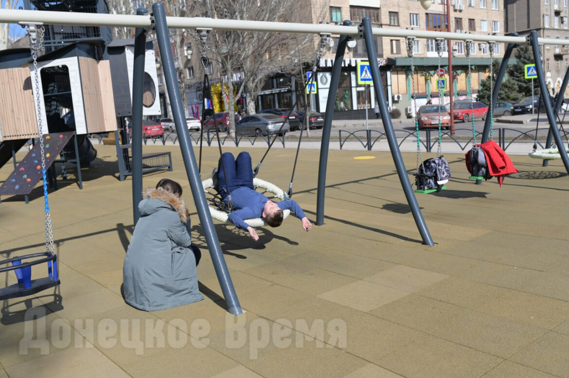 детская площадка «Кому она нужна?»: новая площадка на бульваре Пушкина в Донецке пользуется спросом и в будни