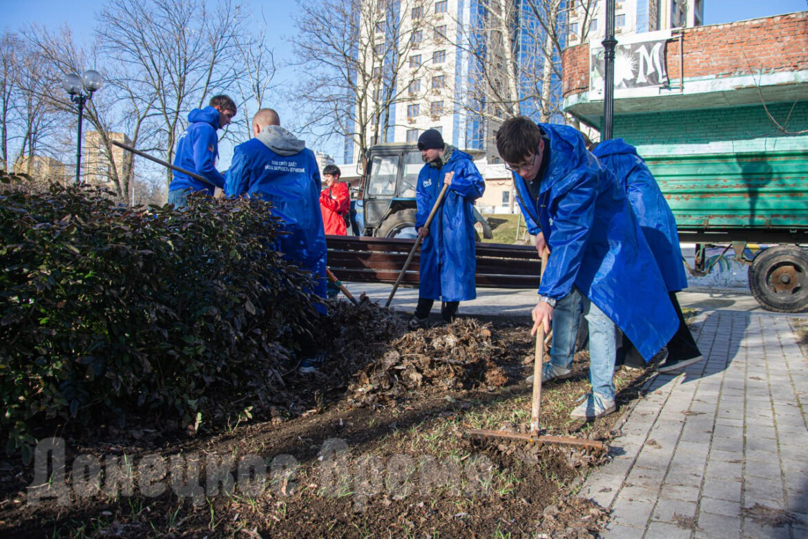«Чтобы было приятнее гулять по нашему городу»: в Донецке молодежь вышла на первый весенний субботник