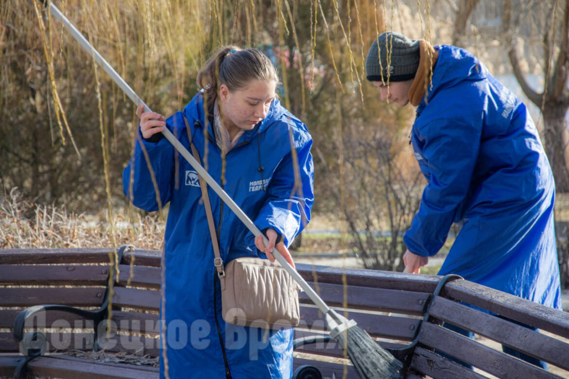 «Чтобы было приятнее гулять по нашему городу»: в Донецке молодежь вышла на первый весенний субботник