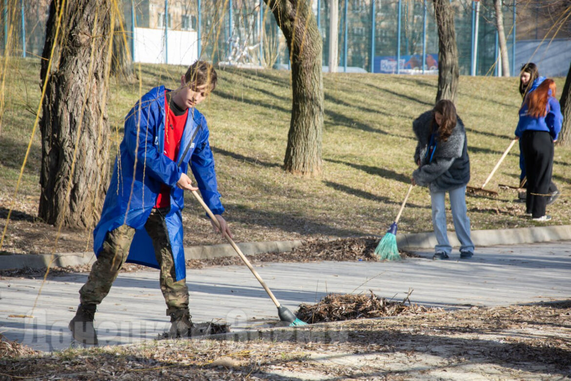 «Чтобы было приятнее гулять по нашему городу»: в Донецке молодежь вышла на первый весенний субботник