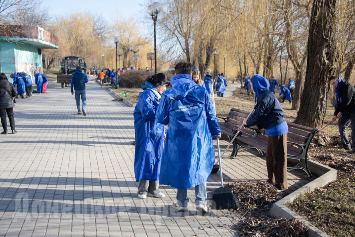 «Чтобы было приятнее гулять по нашему городу»: в Донецке молодежь вышла на первый весенний субботник