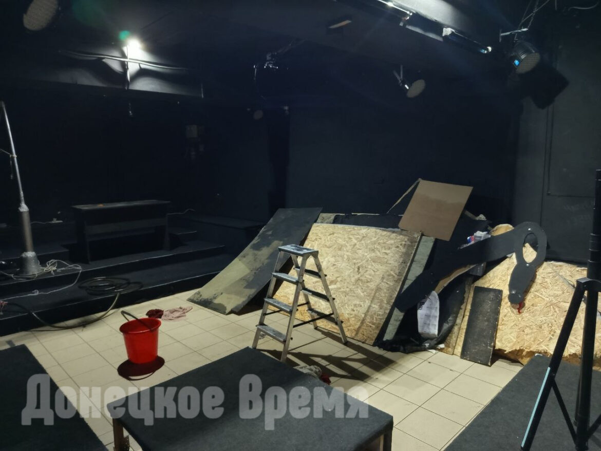“Мы вычерпали 14 тонн воды”: Донецкий новый театр затопило из-за порыва отопления в соседнем подъезде