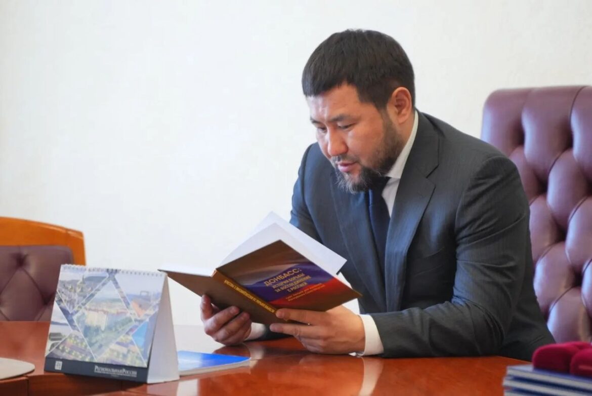 «Проявляют живой интерес»: в Якутске презентовали книгу о воссоединении Донбасса с Россией