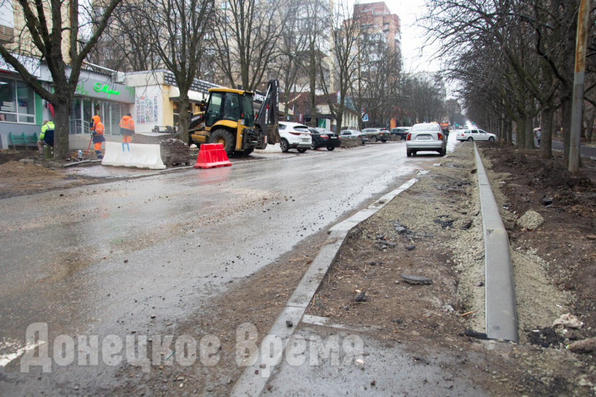 «Таких точек по городу много»: на проспекте Комсомольском в Донецке ведутся дорожные работы