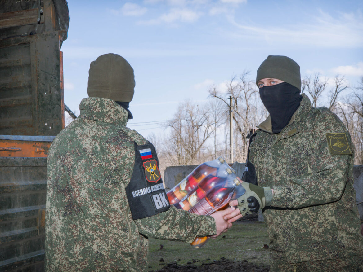 «Нас не забывают»: дружинники и сотрудники военной комендатуры привезли гуманитарный груз в три ПВР и собор Донецка