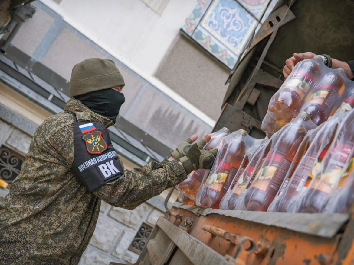 «Нас не забывают»: дружинники и сотрудники военной комендатуры привезли гуманитарный груз в три ПВР и собор Донецка