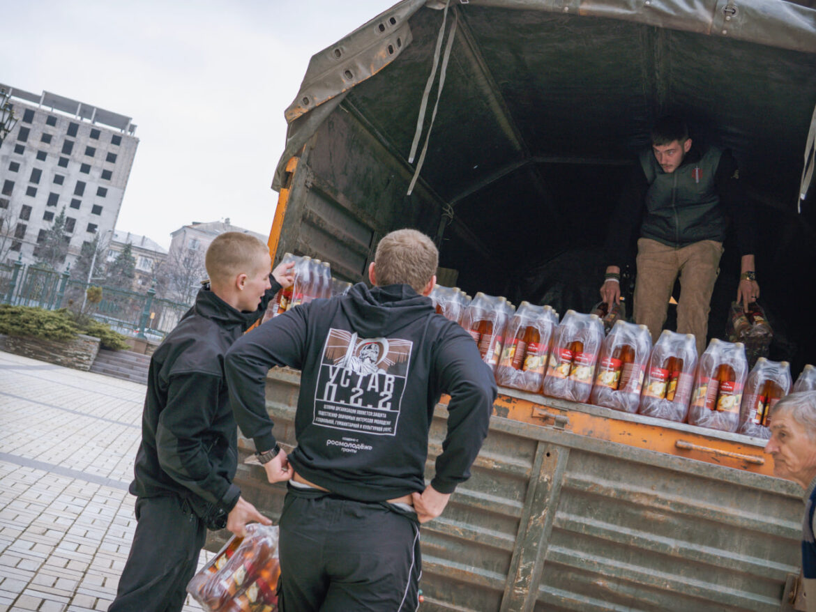 «Нас не забывают»: дружинники и сотрудники военной комендатуры привезли гуманитарный груз в три ПВР и собор Донецка