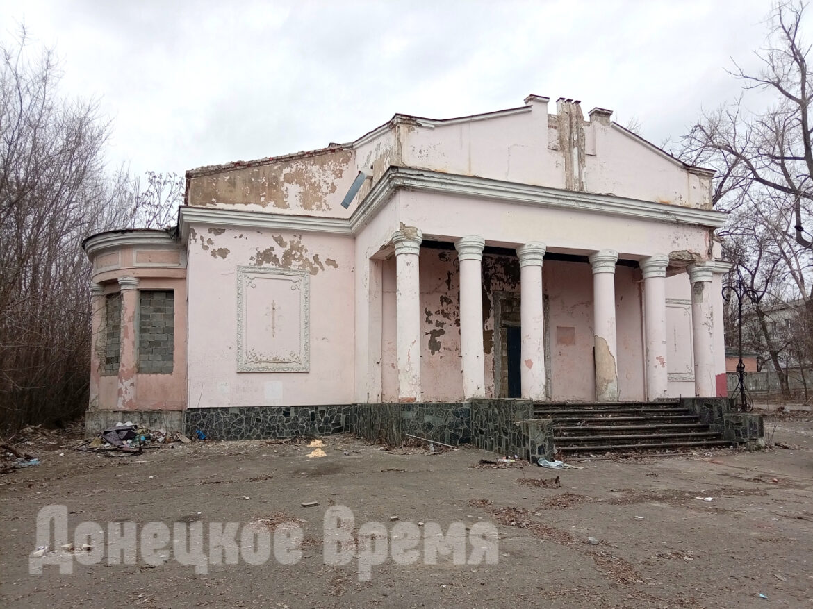 “Сердце донецкой Победы утопает в мусоре: жители поселка просят восстановить сквер и Дворец культуры