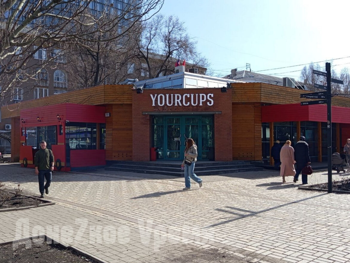 вывески7 Превращается в “Донбасс Палас”: заработал ли на практике закон о вывесках на русском языке в Донецке