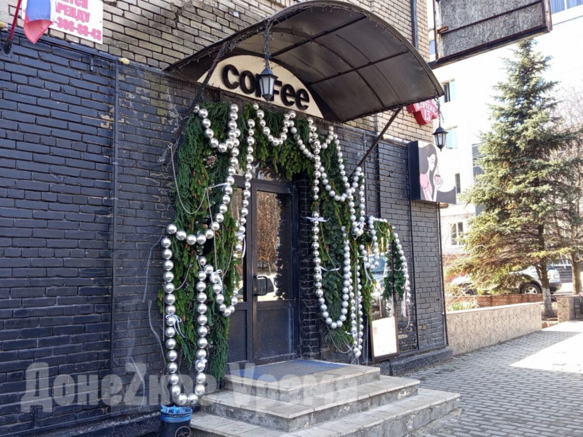 вывески8 Превращается в “Донбасс Палас”: заработал ли на практике закон о вывесках на русском языке в Донецке
