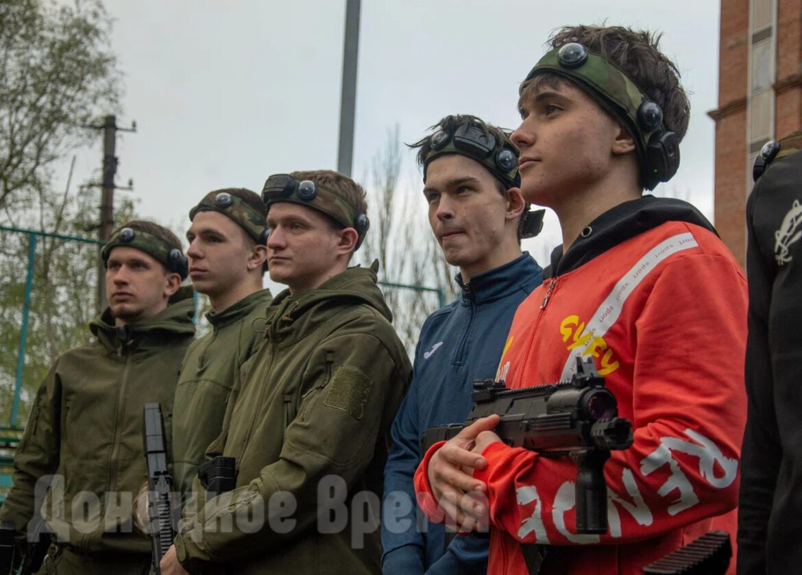 Нескучно и по-новому: в Донецке молодежь отметила День космонавтики космическими боями