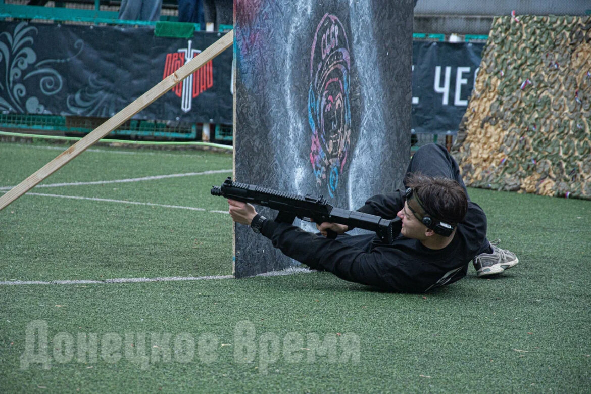 Нескучно и по-новому: в Донецке молодежь отметила День космонавтики космическими боями
