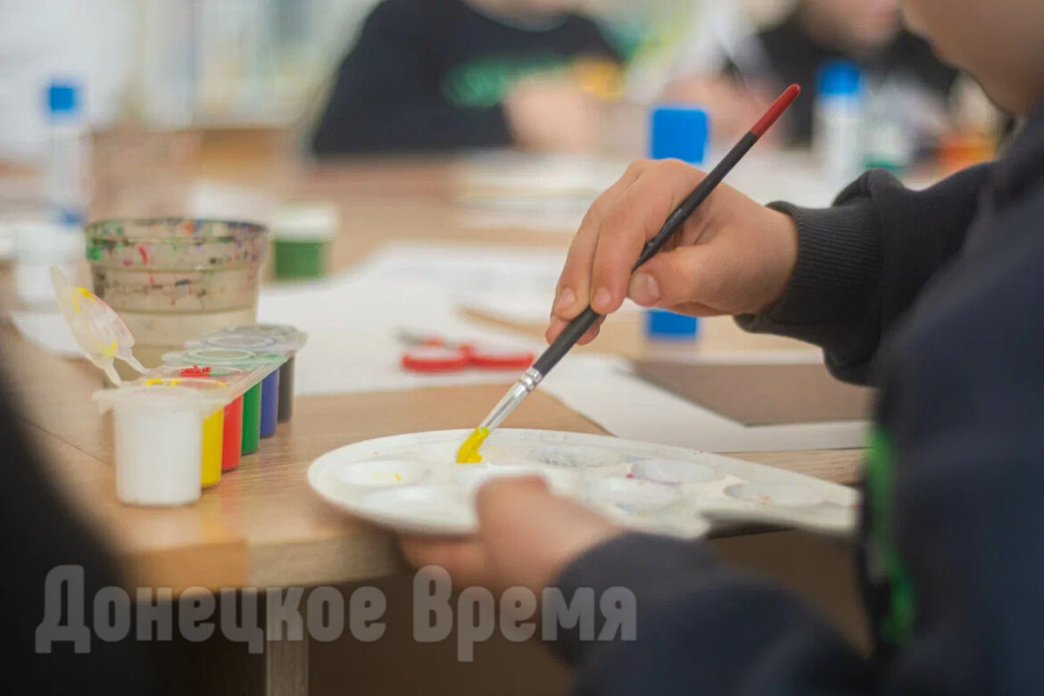 Создавали свои собственные вселенные: в Донецке прошло музейное занятие на тему космоса