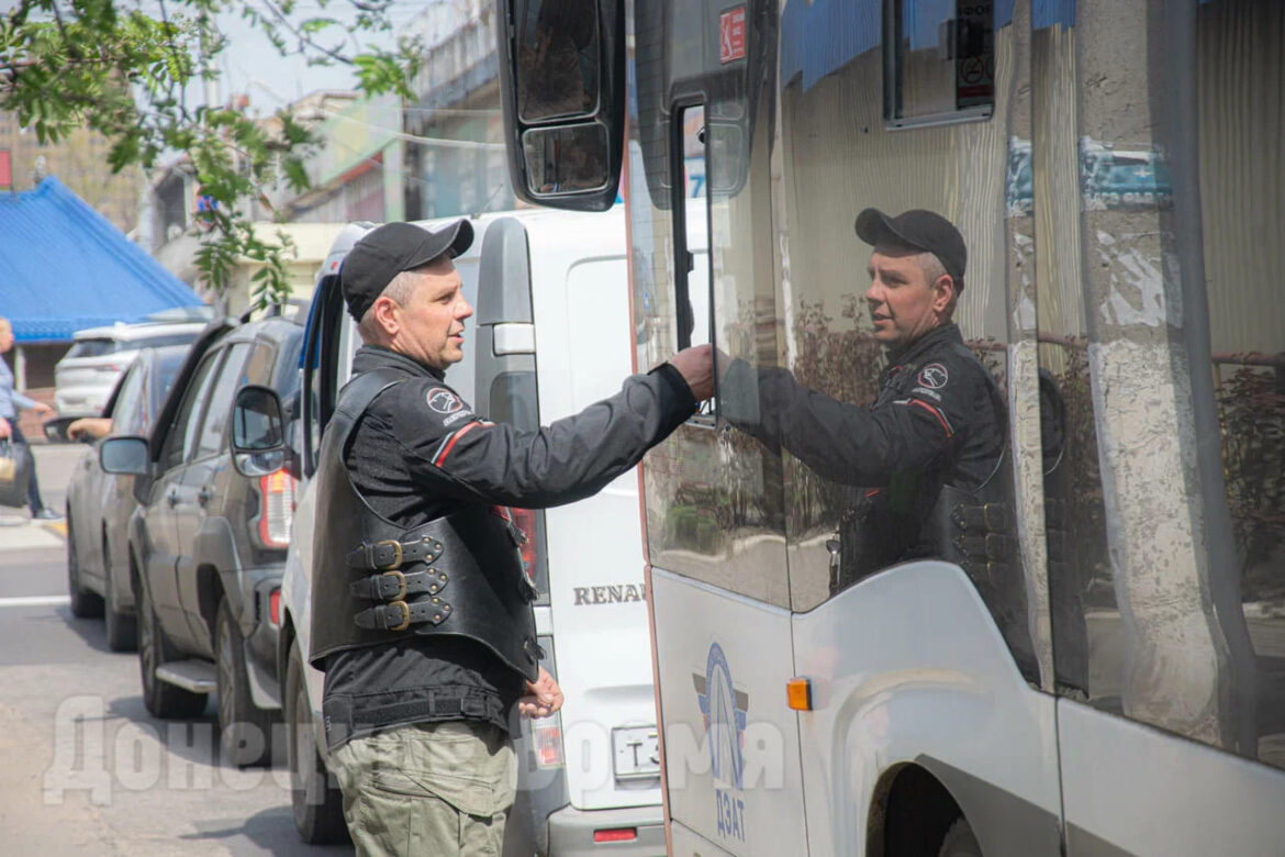 Помогать другим — норма: донецкие байкеры напомнили о правилах поведения на дороге
