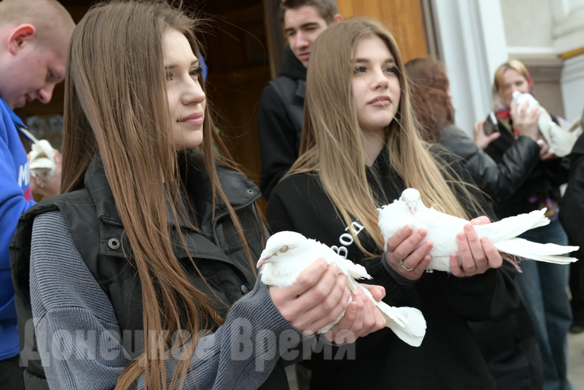 IMG_20260407_155739 Как символ мира и бессмертия души: в Благовещение в небо над Донецком запустили белых голубей