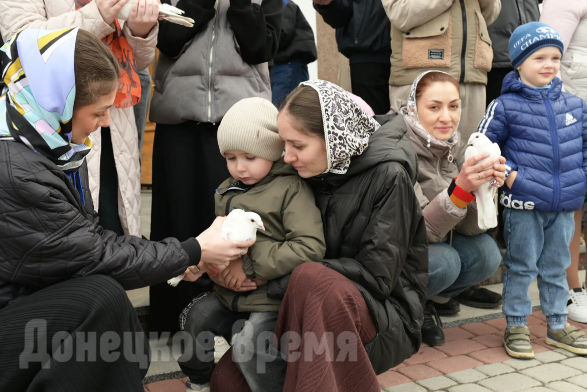 IMG_20260407_155742 Как символ мира и бессмертия души: в Благовещение в небо над Донецком запустили белых голубей