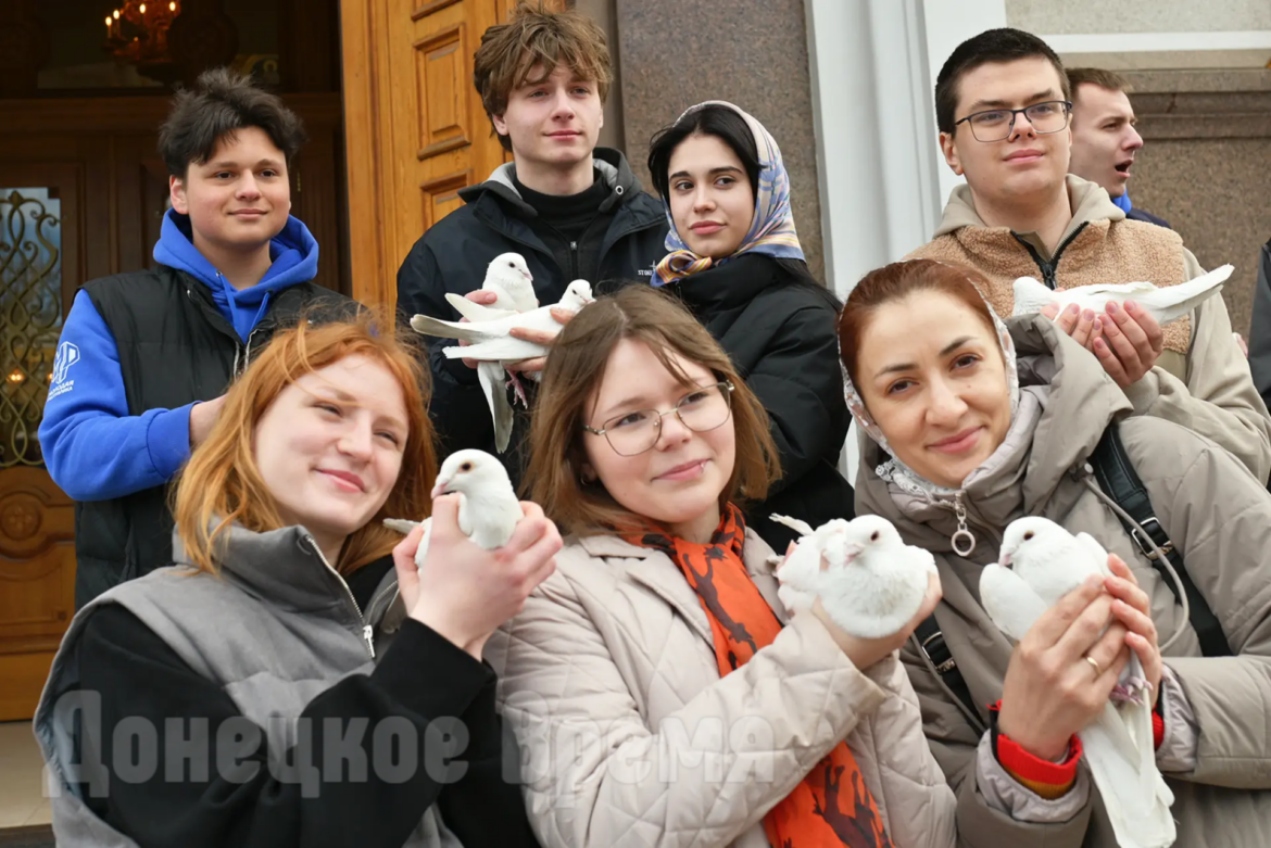 IMG_20260407_155753 Как символ мира и бессмертия души: в Благовещение в небо над Донецком запустили белых голубей
