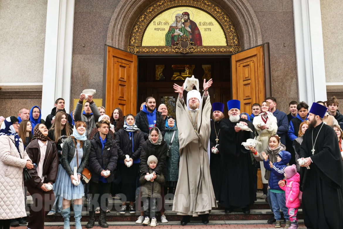 IMG_20260407_155755 Как символ мира и бессмертия души: в Благовещение в небо над Донецком запустили белых голубей