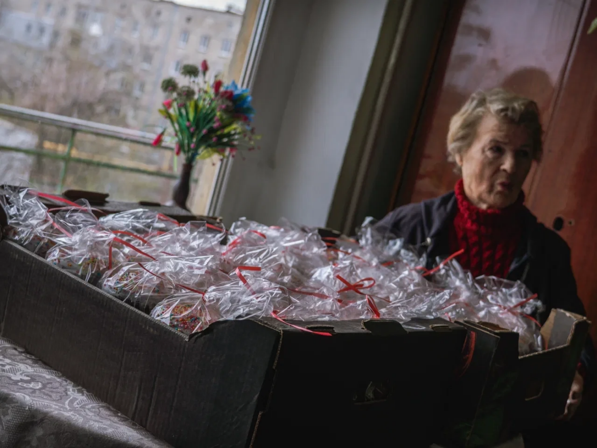 Доставили воду и пасхальные куличи: дружинники поздравили с праздником беженцев в Шахтерске
