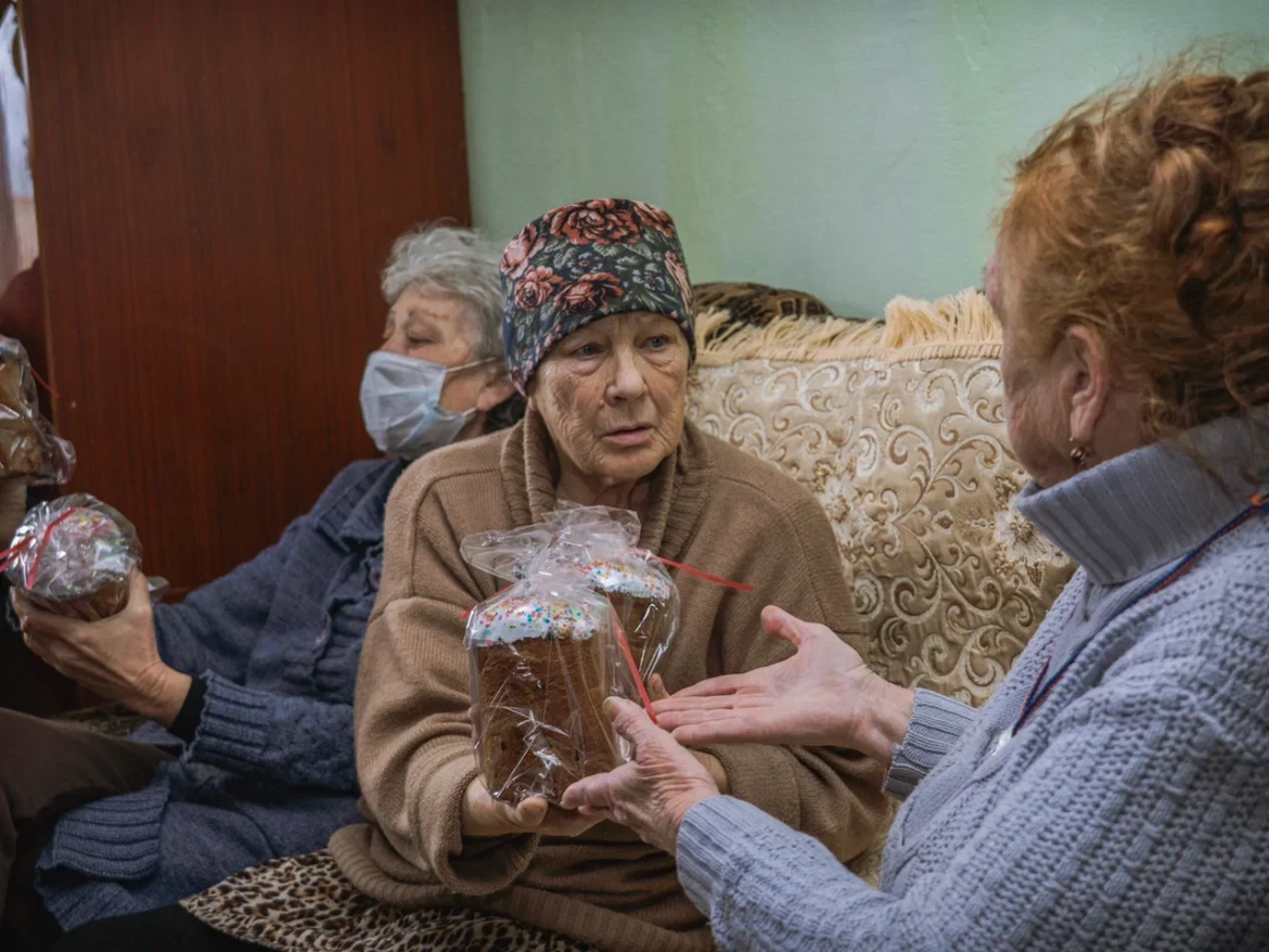 Доставили воду и пасхальные куличи: дружинники поздравили с праздником беженцев в Шахтерске