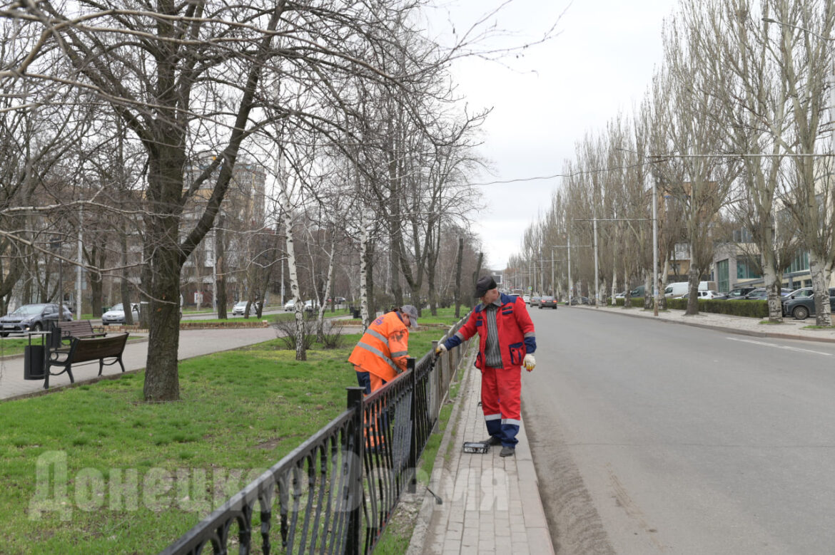 Фоторепортаж: донецкие коммунальщики приводят в порядок бульвар Шевченко