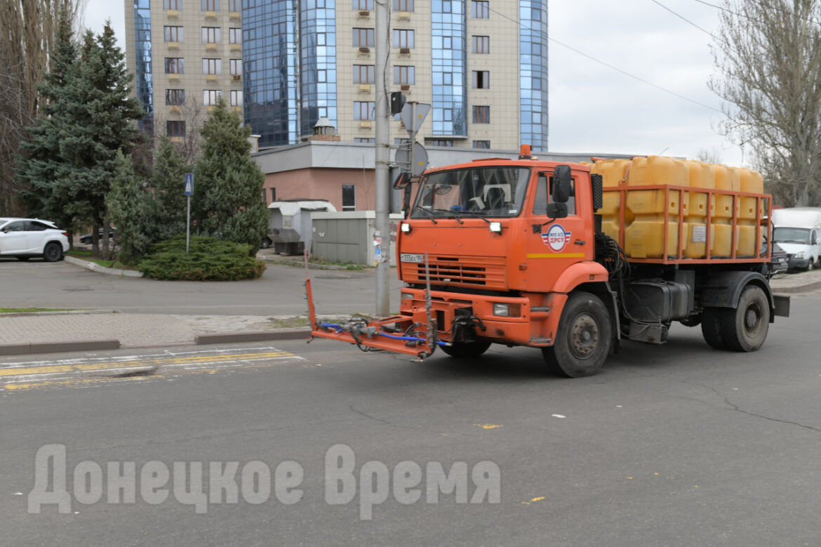 Фоторепортаж: донецкие коммунальщики приводят в порядок бульвар Шевченко